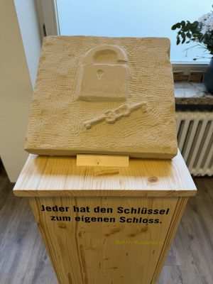 Jeder hat den Schlüssel zum eigenen Schloss. (Björn Rudshion)