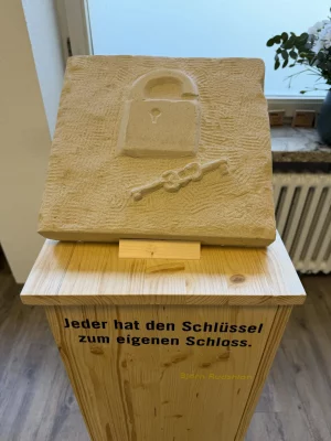 Jeder hat den Schlüssel zum eigenen Schloss. (Björn Rudshion)